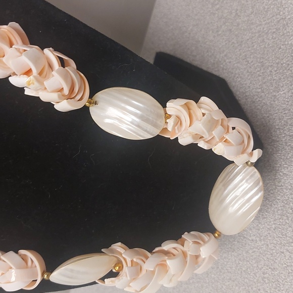 Hawaiian Style Pale Pink Shell Necklace and Matching Earrings - Picture 3 of 16